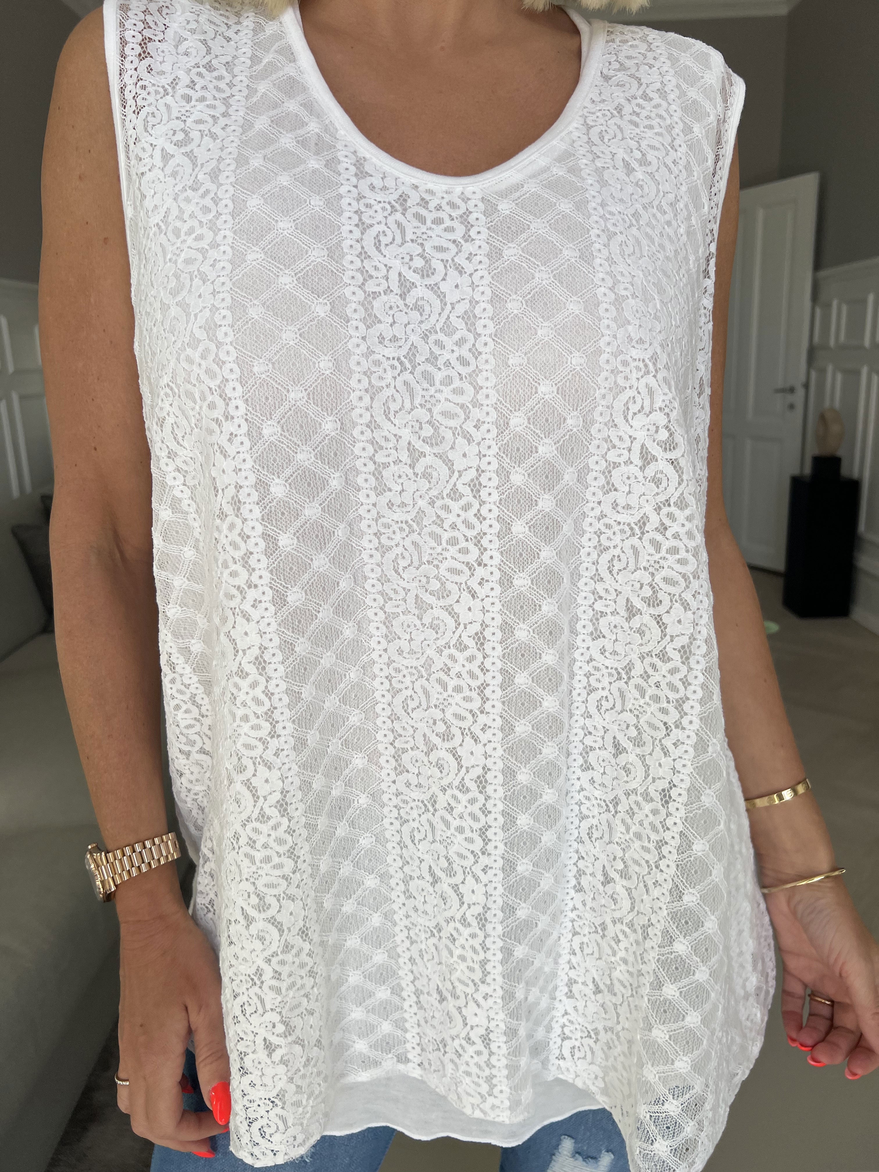 Estala - Sød blondetop uden ærmer